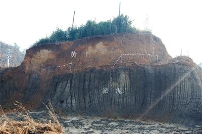 浙江余杭，高坝岗公岭断面显示的堆土结构