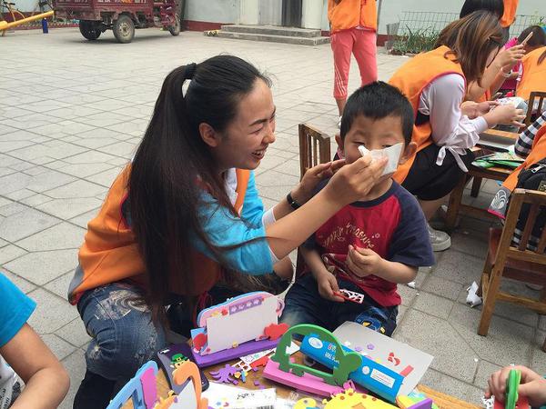 200万慈善食品滋养燕赵儿童 王小芬和她的孩子们喜获捐赠1