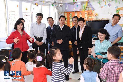 图为王勇在中国聋儿康复研究中心与正在进行康复训练的聋儿交流。新华社记者 张领 摄