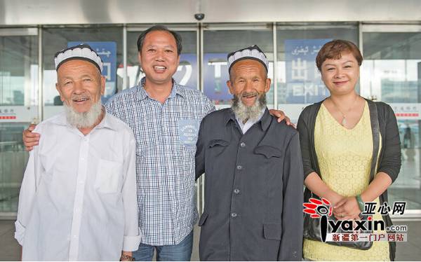 6月29日12时许，乌鲁木齐地窝堡国际机场，陈沸湃、曾丽娟夫妇与麦麦提·伊莱克（右二）和吾拉音·色买提（左一）在机场出口合影。亚心网记者陈峰摄