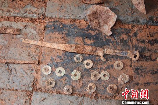 出土的汉代铜钱和铜剑。　杨万里 摄