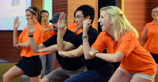 美国志愿者老师梅根在教学生跳舞。贵州盛华职业学院供图