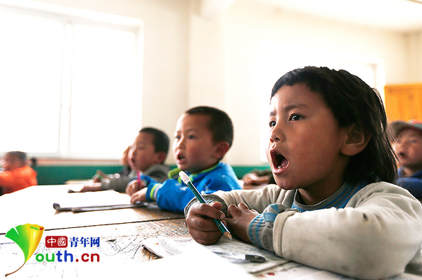 孩子们在课堂上跟着黄老师高声朗读汉语拼音字母。中国青年网记者 张炎良 摄