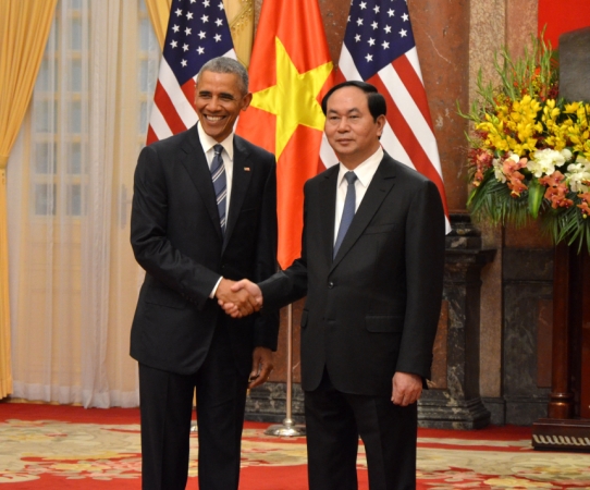 新华社照片，河内，2016年5月23日 
    （国际）（1）奥巴马宣布全面解除对越南武器禁售但须“逐笔审议”
    5月23日，在越南首都河内，越南国家主席陈大光（右）会见到访的美国总统奥巴马。
    正在越南访问的美国总统奥巴马23日宣布，美国将全面解除对越南的武器销售禁令，但仍将“逐笔审议”。越方对此表示欢迎。 
    新华社记者闫建华摄