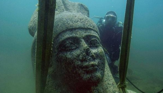 曾经装饰过索尼斯-希拉克莱奥神庙的巨型哈比神红色大理石头像从海底中提起