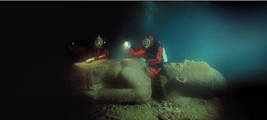 在瑙克拉提斯的姊妹港口发现的一个高5米的法老巨像，索尼斯-希拉克莱奥