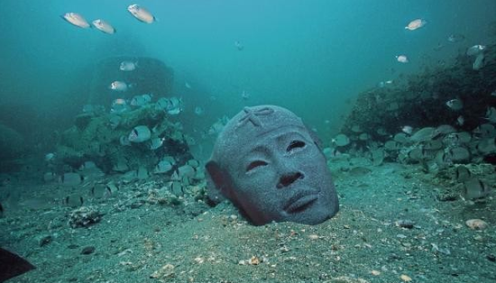沉默在海底的一座3世纪的法老头像，索尼斯-希腊克莱奥