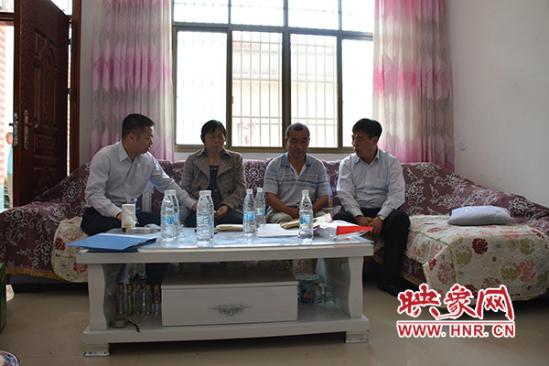县领导来到胡浩强的家中送去了慰问金。