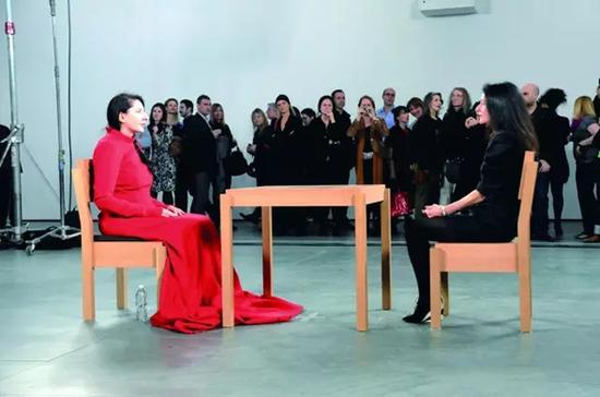 2010 年《艺术家在现场》 时长：736 小时30 分钟纽约MoMA 展厅里，阿布拉莫维奇坐在桌子一端，另一端是自愿坐到对面的观众。64 岁的阿布拉莫维奇接受了1500 多人的对视挑战，莎朗·斯通、Lady Gaga 亦慕名而来。她每天就这样面无表情地坐着。