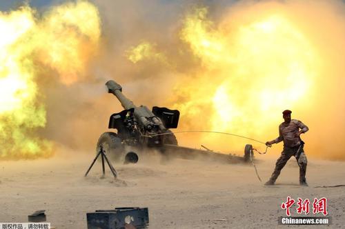 当地时间5月30日，伊拉克军队开始进入被“伊斯兰国”控制的重镇费卢杰。据伊拉克反恐部队的发言人萨巴赫·诺曼表示，当日凌晨，伊军展开了攻入费卢杰的行动，军队分三个方向，进入这座城市。图为伊拉克军队进行猛烈炮击