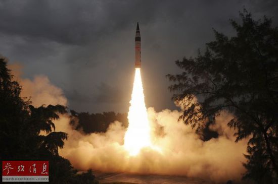 印度“烈火—5”型导弹发射升空。