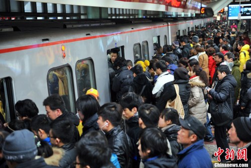 资料图。图为北京地铁四惠站早高峰人潮。中新网记者 金硕 摄
