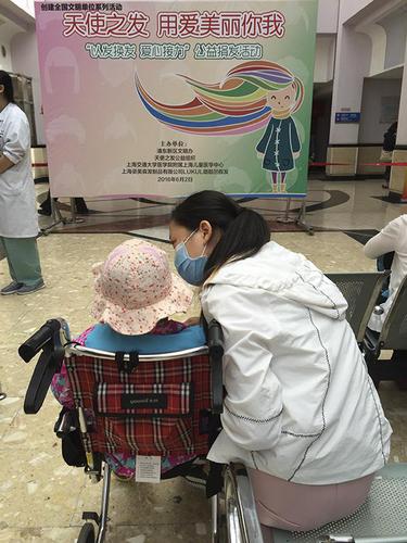 上海医护人员捐献长发为化疗患儿定制假发(图)