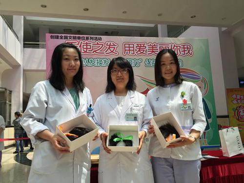 上海医护人员捐献长发为化疗患儿定制假发(图)