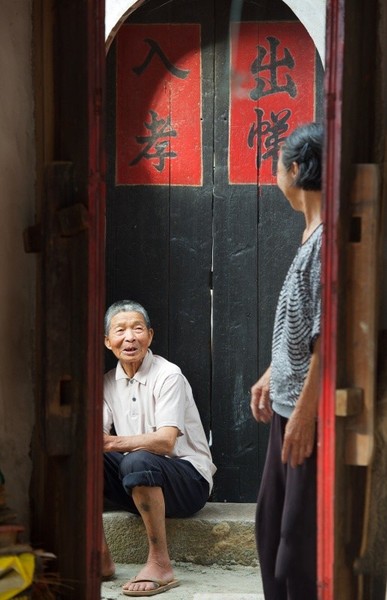 5月27日，埭美村两位老人在午后闲聊