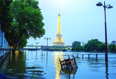 6月4日，法国巴黎，塞纳河水上涨。当日凌晨，塞纳河洪峰通过巴黎市区，最高水位达到6.10米
