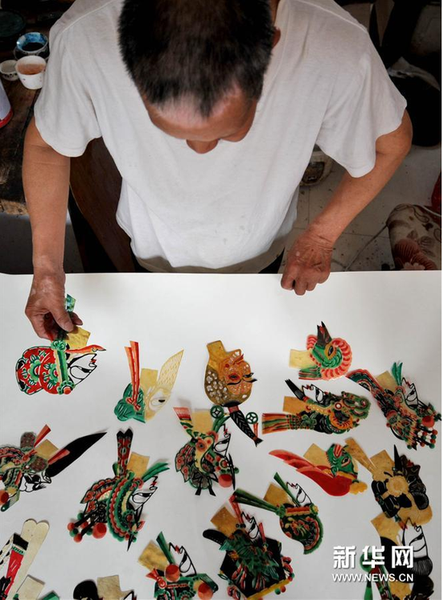 6月5日，张奎老人在家中展示制作的皮影