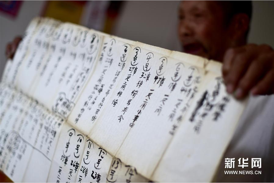 6月5日，张奎老人展示20多年前制作皮影的订单