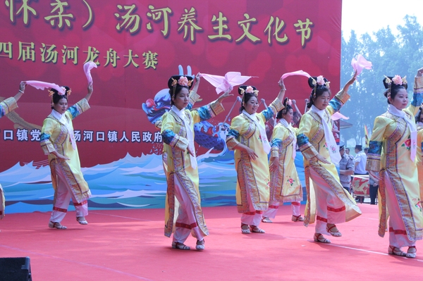 1、开幕式上汤河艺术团表演的满族舞蹈《清风响玲》