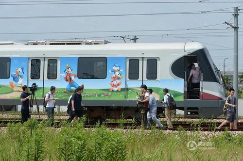 2016年6月14日，上海地铁迪士尼主题列车在地铁川杨河基地正式亮相，该车身及车厢内部喷有迪士尼经典卡通人物形象，包括米老鼠、唐老鸭等，该主题列车将于16日中午正式运行。赖鑫琳 摄