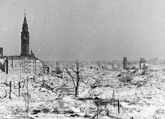 1945年的华沙。