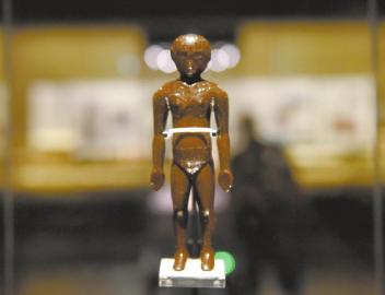 成都市博物馆展出的镇馆之宝，西汉的人体经穴漆木俑