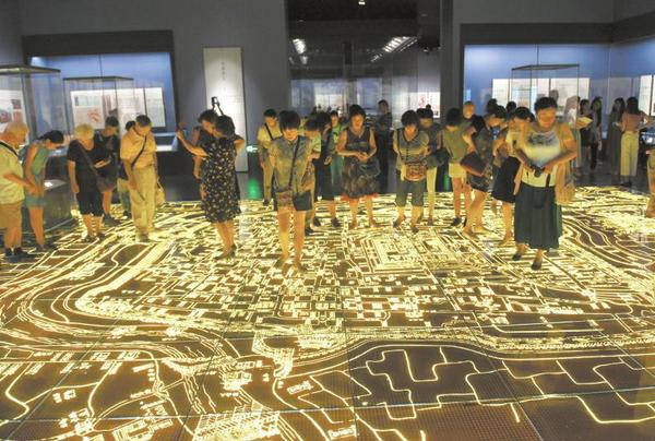 市民参观成都历史文化陈列厅(民俗篇)的成都老地图。