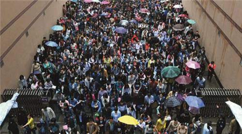 2016 年 4 月 23 日，湖北省武汉市中南财经政法大学考点，考生冒雨参加笔试。