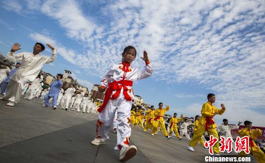 少年太极拳爱好者在江西都昌县一广场上表演太极拳。　傅建斌　摄