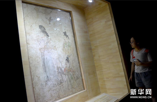 观众观看唐章怀太子墓壁画《侍女与侏儒图》