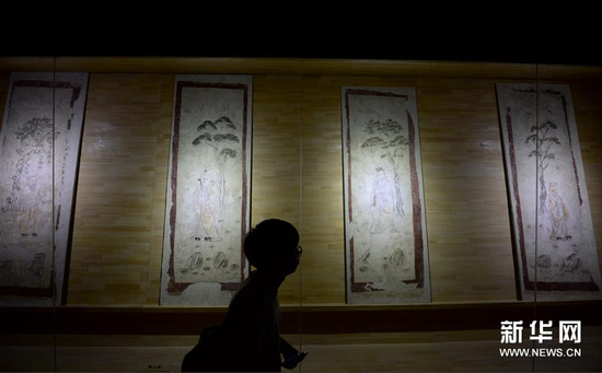 6月21日，观众观看唐韩休墓壁画《高士图》