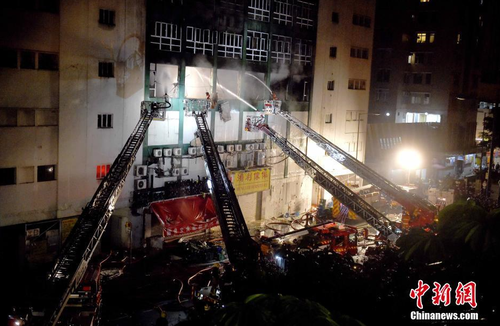 6月24日凌晨1时，香港九龙淘大工业村一迷你仓库火灾现场。本次火灾焚烧超过60小时仍未扑灭，已有两名消防员在火灾中殉职。 中新社记者 张宇 摄