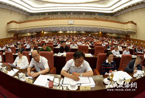 全国政协十二届常委会第十六次会议全体会议23日在京举行，15位常委和委员围绕“实施精准扶贫、精准脱贫，提高扶贫实效”做大会发言。本报记者齐波摄
