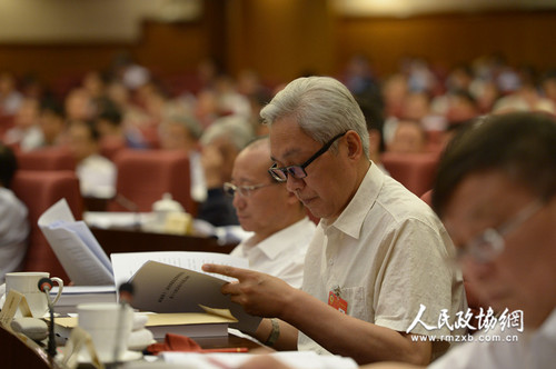 全国政协十二届常委会第十六次会议全体会议23日在京举行，15位常委和委员围绕“实施精准扶贫、精准脱贫，提高扶贫实效”做大会发言。本报记者齐波摄2