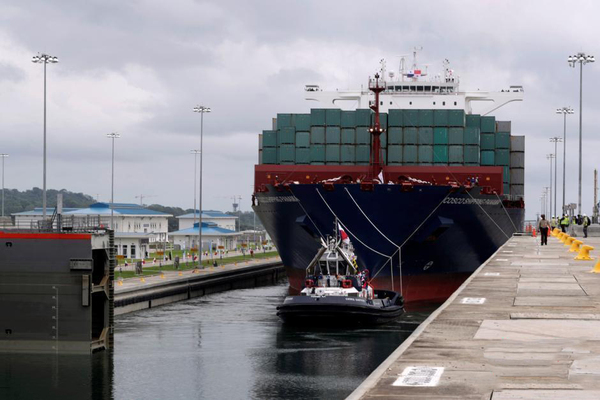 巴拿马运河扩建后开通首航 中国货轮首先通过3