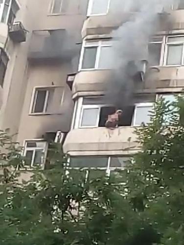 北京一居民楼起火 老太掉在未撑起的气垫上身亡