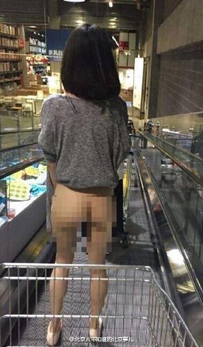 近日，一组半裸女子在宜家某商场内拍摄的照片在网络流传，引发广泛关注。