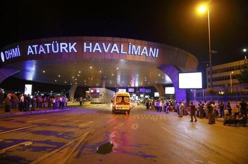 土耳其机场恐袭送上神助攻？特朗普最新民调领先希拉里4%