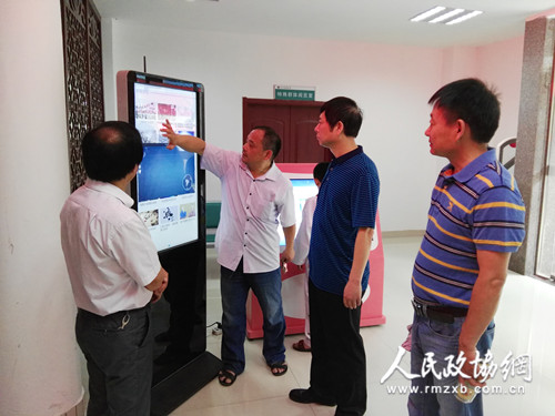 安徽望江县政协委员对该县图书馆进行视察