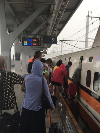 台风袭台：高铁8日白天停驶多趟航班延误或取消