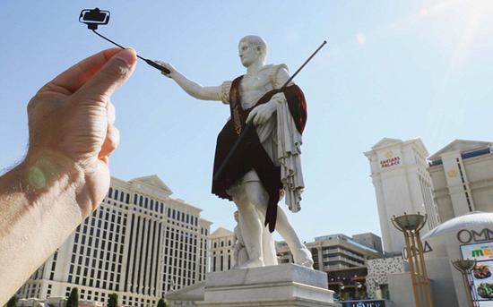 拉斯维加斯凯撒皇宫大酒店前的凯撒大帝雕像也爱上了自拍