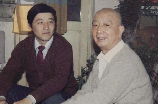 1988年秋汪晖（左）与唐弢在一起