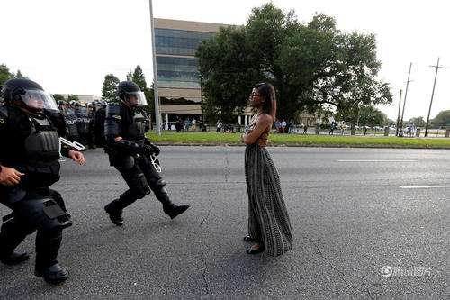 美国白人警察日前枪杀2名非裔美国人，使种族问题再次浮现，美国各大城市都出现大大小小的示威抗议。其中在路易斯安那州巴吞鲁日（Baton Rouge）的抗议活动中，全副武装的防暴警察逮捕一名手无寸铁的黑人女子照片吸引全球网友疯传，成为普通民众反抗压迫的又一象征。