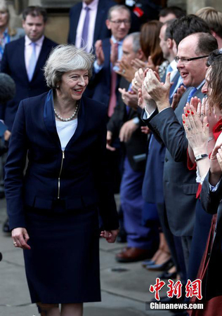 英国诞生第二任女首相 特雷莎·梅将接替卡梅伦3