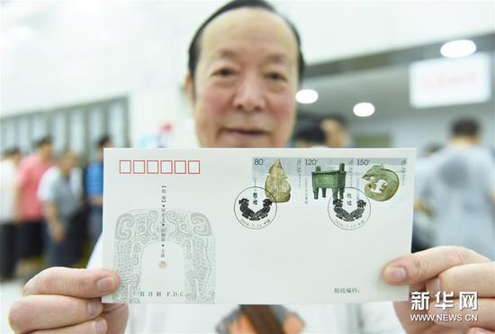 7月13日，浙江杭州一名集邮爱好者展示《殷墟》特种邮票首日封。