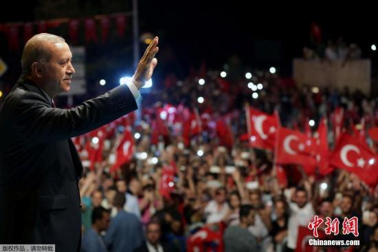 当地时间7月19日，土耳其伊斯坦布尔，民众在土耳其总统埃尔多尔总统府邸前集会抗议政变，埃尔多安对示威人群发表讲话。