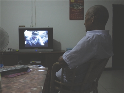 昨日，古蔺，69岁的杨正元独自在家看电视