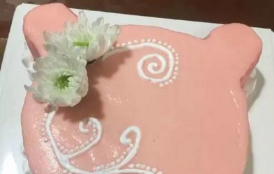 女子购蛋糕被插菊花