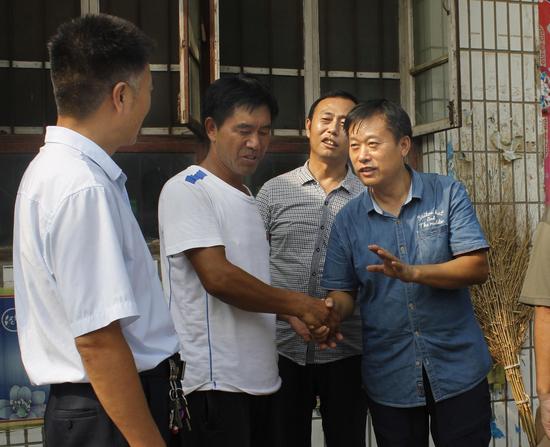 北京清雨书画院院长、邢台文交协常务副会长范德俊与杨牌村村支书交谈。