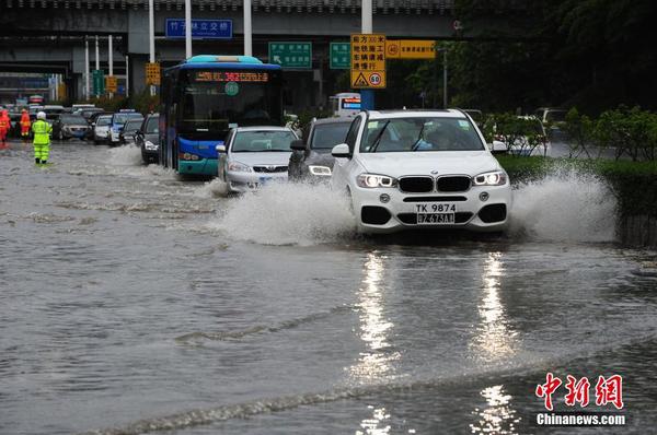台风“妮妲”来袭 深圳部分路段积水交通受阻